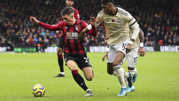 Bournemouth's Harry Wilson, left, and Manchester United's Marcus Rashford battle for the ball during the English Premiership soccer match at The Vitality Stadium, Bournemouth, England, Saturday Nov. 2, 2019. (Mark Kerton/PA via AP)