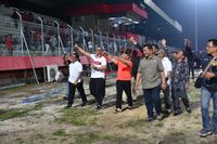 Penjelasan Gubernur Kalteng Sugianto Sabran soal Aksi Lempar Botol di Stadion