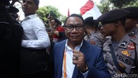 Namun kongres ini menuai kontra, 6 calon ketua umum PSSI walk out dari Kongres Luar Biasa (KLB) PSSI menyusul langkah satu lainnya yang sudah lebih dulu mundur menjelang acara.