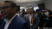 Saat ini, tersisa tiga caketum PSSI di arena kongres, yakni Mochamad Iriawan, Arif Putra Wicaksono, dan Rahim Soekasah. Bernard Limbong telah mundur sebelum kongres bergulir dan La Nyalla M. Mattalitti memilih tak hadir.
