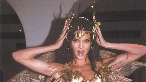 Foto: Kendall Jenner Jadi Peri Seksi, Pakai Karya Desainer Indonesia