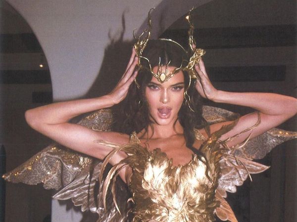 Foto: Kendall Jenner Jadi Peri Seksi, Pakai Karya Desainer Indonesia