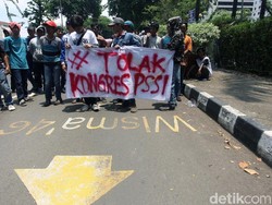 Massa menolak Kongres Luar Biasa PSSI yang digelar hari ini.