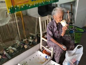 Kisah Nenek 97 Tahun yang Berjualan Buah Meski Sudah Pikun