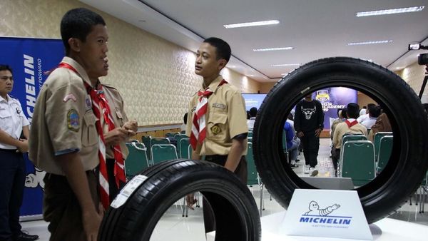 Pelajar Belajar Keselamatan Berkendara