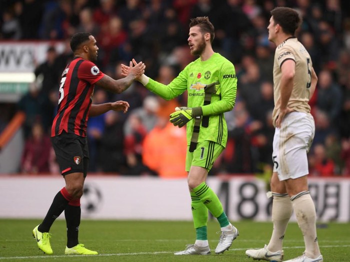 BOURNEMOUTH, ENGLAND - NOVEMBER 02: David De Gea of Manchester United speaks with Callum Wilson of AFC Bournemouth following the Premier League match between AFC Bournemouth and Manchester United at Vitality Stadium on November 02, 2019 in Bournemouth, United Kingdom. (Photo by Harry Trump/Getty Images)