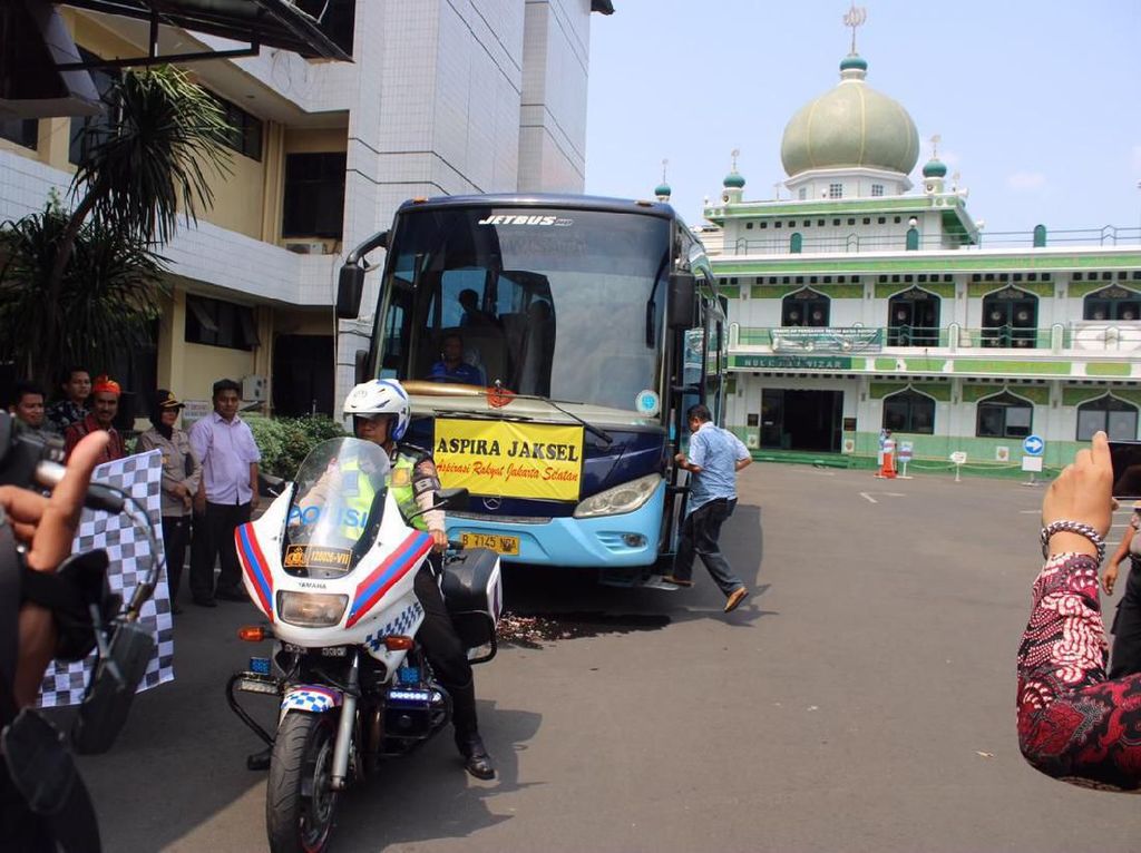 Siapkan Bus Gratis, Polres Jaksel Siap Antar-Jemput Massa Unjuk Rasa Siapkan Bus Gratis, Polres Jaksel Siap Antar-Jemput Massa Unjuk Rasa