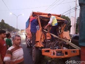 Sebuah Dump Truk Tabrak Kendaraan di Depannya, Sopir Sempat Terjepit