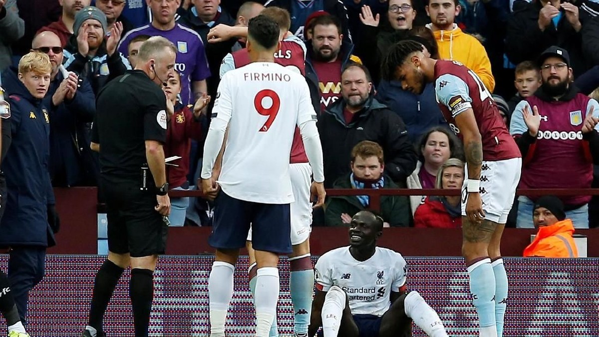 Sadio Mane dikartukuning usai diving di laga kontra Aston Villa (Action Images via Reuters/Craig Brough)