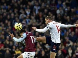 Trezeguet berusaha menanduk bola. Dalam pertandingan ini dia berhasil membobol gawang Liverpool di menit ke-21. AP Photo/Rui Vieira.
