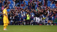 Kekalahan ini untuk sementara tak mengubah posisi skuat asuhan Ernesto Valverde di puncak klasemen dengan 22 poin dari 11 laga. Alex Caparros/Getty Images.