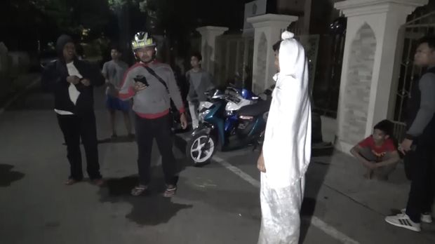 Dua remaja ditangkap karena gunakan kostum pocong