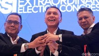 Iwan Bule dua wakilnya Cucu Sumantri dan Iwan Budianto menyatukan tangan usai terpilih menjadi Ketum dan Wakil Ketum PSSI, Sabtu (2/11/2019).