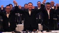 Ekspresi kebahagiaan terlihat jelas di wajah Iwan Bule, Cucu Sumantri, dan Iwan Budianto.
