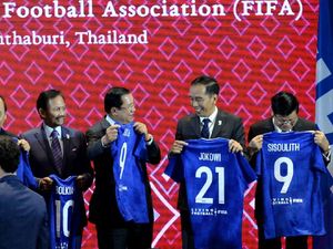 Indonesia Jadi Tuan Rumah Piala Dunia U-20, Jokowi Diberi Jersey Nomor 21