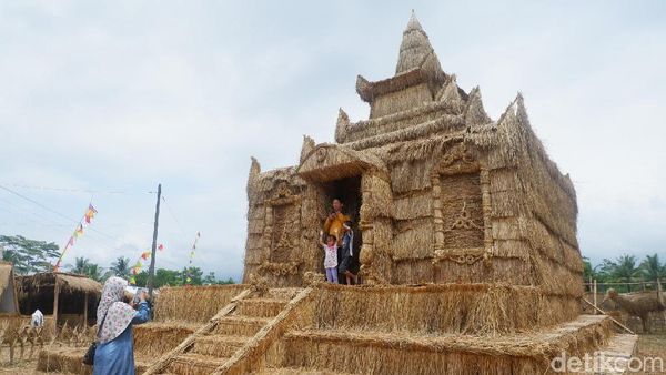 Foto: Kreatif! Tumpukan Jerami Disulap Jadi Spot Selfie