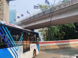 Ada Kabel Menjuntai Dekat Halte Tendean, Nyaris Kenai Bus TransJ Ada Kabel Menjuntai Dekat Halte Tendean, Nyaris Kenai Bus TransJ