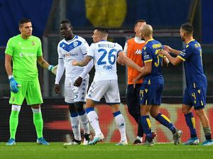 Kena Serangan Rasis di Markas Verona, Balotelli Tendang Bola ke Penonton
