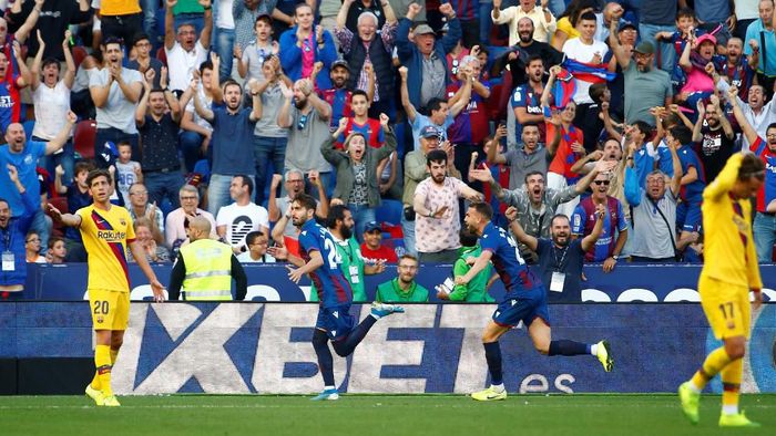 Barcelona kebobolan tiga gol dalam tujuh menit sehingga kalah 1-3 dari Levante. (Foto: Javier Barbancho / Reuters)