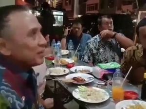 Ketua Umum PSSI, Iwan Bule Ternyata Suka Kulineran Kaki Lima