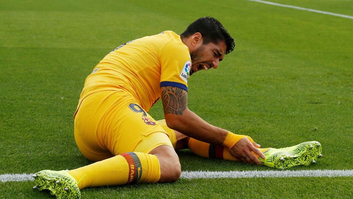 Luis Suarez mengalami cedera engkel saat Barcelona dikalahkan Levante (REUTERS/Javier Barbancho)
