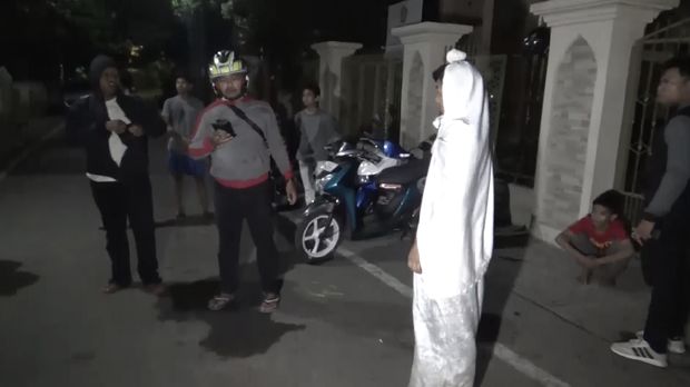 Prank dengan kostum pocong