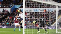 Liverpool memecahkan kebuntuan di menit ke-87. Mane menguasai bola di kanan, bergerak ke tengah, dan mengirim umpan lambung ke tiang jauh. Robertson lolos dari penjagaan dan menanduk bola yang tak kuasa dibendung Heaton. Marc Atkins/Getty Images.