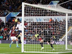 Liverpool memecahkan kebuntuan di menit ke-87. Mane menguasai bola di kanan, bergerak ke tengah, dan mengirim umpan lambung ke tiang jauh. Robertson lolos dari penjagaan dan menanduk bola yang tak kuasa dibendung Heaton. Marc Atkins/Getty Images.