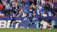 Jose Campana membobol gawang Barca di menit ke-61. Dia membobol gawang lawan setelah memanfaatkan umpan dari Jose Luis Morales. Photo by Alex Caparros/Getty Images.