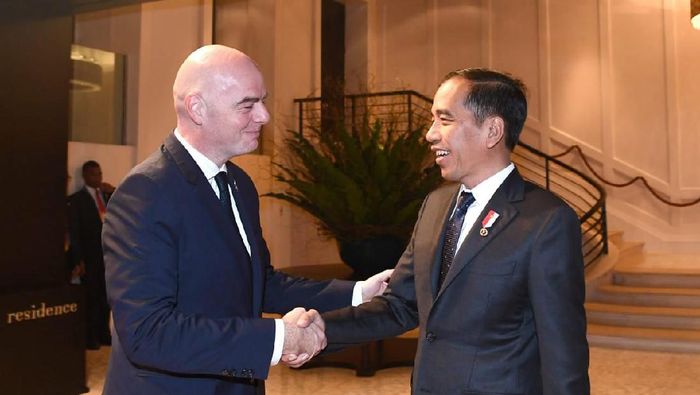 Presiden Joko Widodo bertemun dengan Presiden FIFA Gianni Infantino. (Foto: Biro Pers, Media, dan Informasi Sekretariat Presiden) Presiden Joko Widodo bertemun dengan Presiden FIFA Gianni Infantino. (Foto: Biro Pers, Media, dan Informasi Sekretariat Presiden)