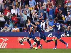 Pada menit ke-68, Levante kembali membobol gawang Barca. Alex Caparros/Getty Images.