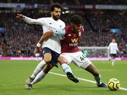 Villa cukup percaya diri meladeni Liverpool. Namun tim tamu tampil disiplin menjaga jalur-jalur umpan sehingga Villa kesulitan membangun serangan. Marc Atkins/Getty Images.