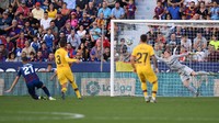 Levante kembali menjebol gawang Barca di menit ke-63. Berawal dari umpan terobosan Campana pada Borja Mayoral, eks pemain Real Madrid itu melepaskan tendangan jarak jauh yang tak mampu diselamatkan Marc-Andre Ter Stegen. Alex Caparros/Getty Images.