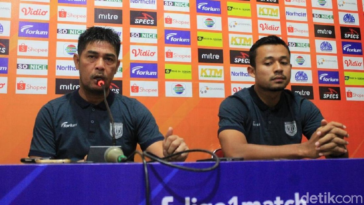 Pelatih Persela Lamongan, Nilmaizar, mewaspadai pemain baru Barito Putera. (Foto: Eko Sudjarwo/detikcom)