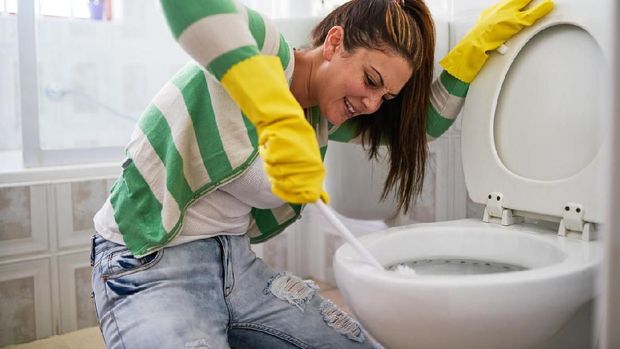 ilustrasi wanita bersihkan toilet/