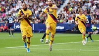 Barcelona sempat unggul lebih dulu di babak pertama lewat penalti Lionel Messi di menit ke-38. Photo by Alex Caparros/Getty Images