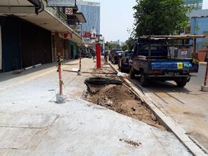 Diduga karena Proyek Trotoar, Kabel Bawah Tanah di Cikini Terbakar Diduga karena Proyek Trotoar, Kabel Bawah Tanah di Cikini Terbakar