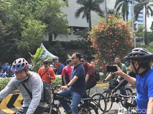 Naik Sepeda, Anies Inspeksi CFD di Bundaran HI