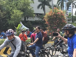 Naik Sepeda, Anies Inspeksi CFD di Bundaran HI