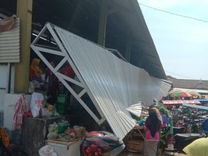 Atap Pasar Sarang Rembang Ambrol, Sejumlah Pedagang Terluka