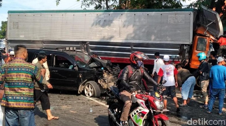 Truk Kontainer Tabrak Mobil Rombongan Pengantin di Cianjur Truk Kontainer Tabrak Mobil Rombongan Pengantin di Cianjur