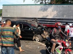 Truk Kontainer Tabrak Mobil Rombongan Pengantin di Cianjur