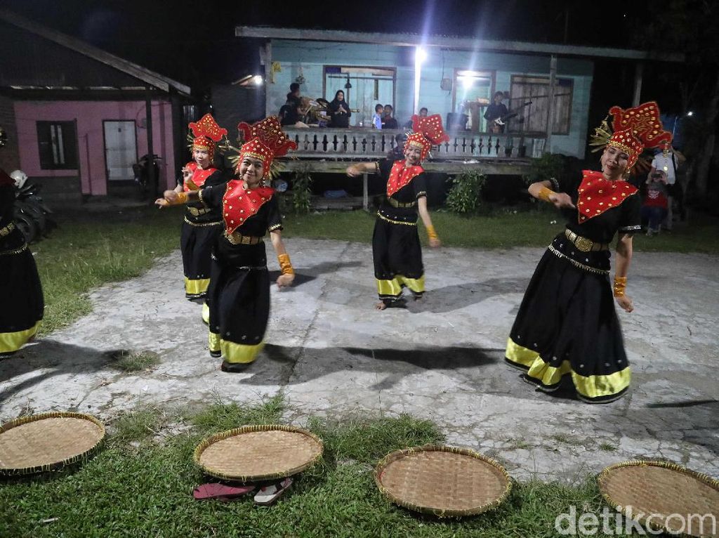 24 Tarian Daerah Kalimantan, Tari Baksa Kembang sampai Tari Burung Enggang 24 Tarian Daerah Kalimantan, Tari Baksa Kembang sampai Tari Burung Enggang