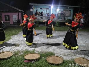 24 Tarian Daerah Kalimantan, Tari Baksa Kembang sampai Tari Burung Enggang 24 Tarian Daerah Kalimantan, Tari Baksa Kembang sampai Tari Burung Enggang