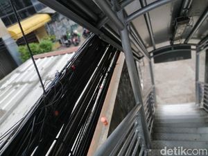 Pernah Kesetrum, Ibu Ini Minta Kabel di Halte Mampang Prapatan Dirapikan