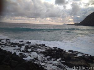 Kapal Nelayan Terseret Gelombang hingga Kandas di Pantai Niyama Tulungagung Kapal Nelayan Terseret Gelombang hingga Kandas di Pantai Niyama Tulungagung