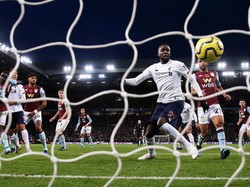 Gawang Villa kembali kebobolan di masa injury time. Gawang yang dikawal Tom Heaton dibobol oleh Mane. Marc Atkins/Getty Images