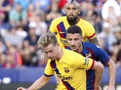 Di babak kedua, Levante coba mengubah gaya bermain mereka dengan melakukan pressing pada pertahanan Barcelona. AP Photo/Alberto Saiz.