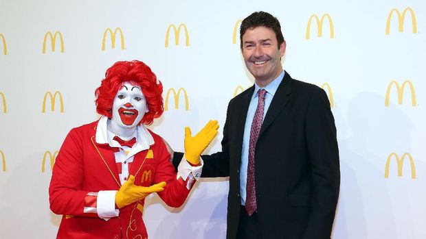CHICAGO, IL - JUNE 04:  McDonald's CEO Stephen Easterbrook unveils the company's new corporate headquarters during a grand opening ceremony on June 4, 2018 in Chicago, Illinois.  The company headquarters is returning to the city, which it left in 1971, from suburban Oak Brook. Approximately 2,000 people will work from the building.  (Photo by Scott Olson/Getty Images)
