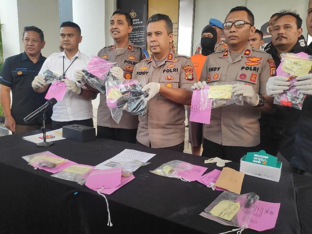 Pengedar Narkoba yang Jual Senpi Rakitan Beli Perlengkapan di Online Pengedar Narkoba yang Jual Senpi Rakitan Beli Perlengkapan di Online